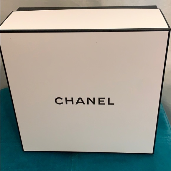 CHANEL Gift Box - Picture 2 of 7